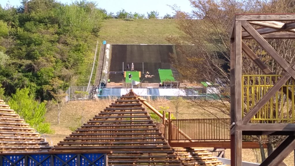 備後運動公園　人工芝ジャンプ台　大型遊具（手前）