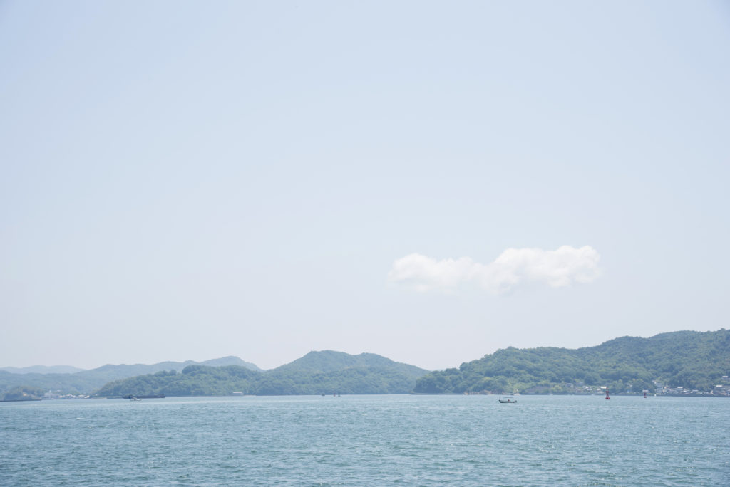 晴れた日の空とくもと海